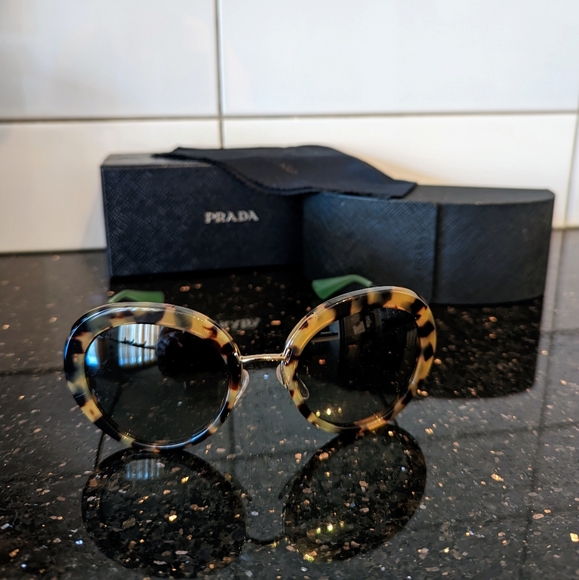 Prada Sunnies ☀️ SPR 16Q. EUC. - Picture 2 of 9